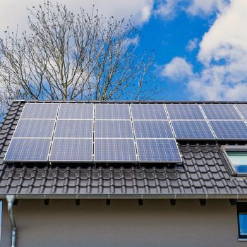 Solární elektrárny 1 <p>Sestava solárních panelů na střeše se standardním výkonem</p>