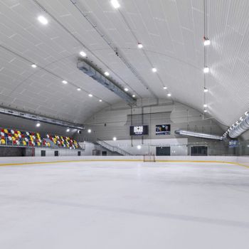 Zimní stadiony 5 <p>Hala zimního stadionu Vyškov je tvořena samonosnou obloukovou konstrukcí HUPRO</p>